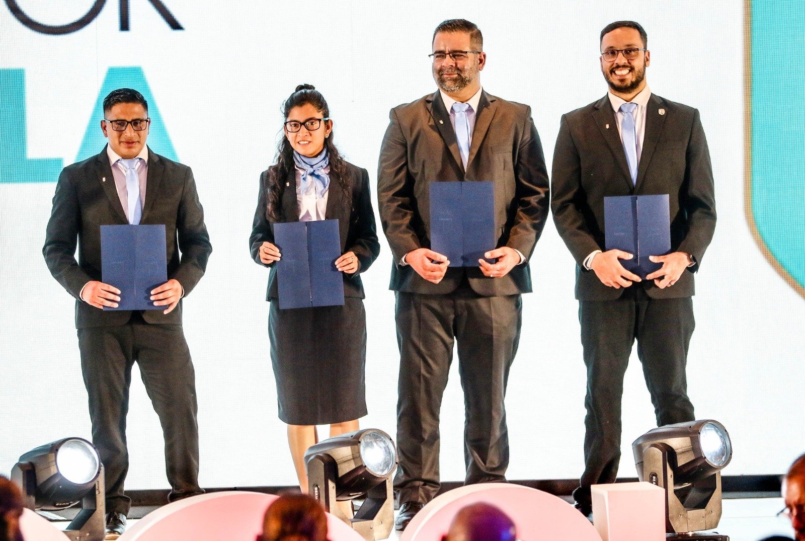  De izquierda a derecha se encuentran el entrenador de Ericka Esteban, Marvin Tumax; la paratleta Ericka Esteban; Darío Noriega, entrenador de Juan Diego Blas y Juan Diego Blas.  Foto: Comité Olímpico Guatemalteco 